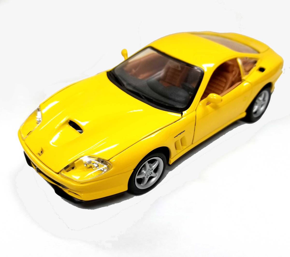 フェラーリ モデルカー フェラーリマラネロ maisto ferrari 550 maranello yellow 1/24 イエロー Ferrari ホイール付き 黄色 ミニカー