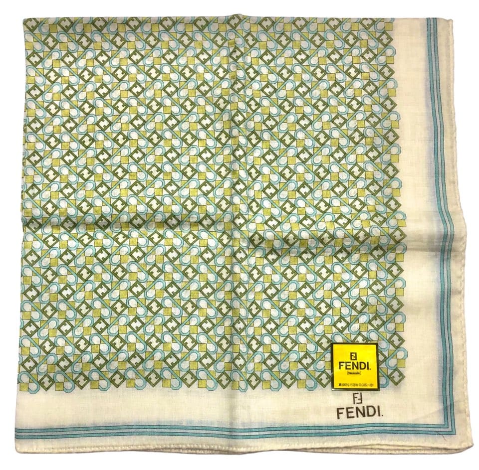 ブランド：フェンディ 商品名：ハンカチ 付属品：ケース サイズ：約W50×H50ｃｍ カラー：ホワイト×マルチカラー 程度:未使用 状態・・・未使用品です。たたみしわがあります。こちらの商品はポスト投