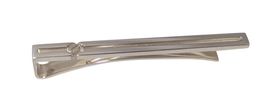 ブランド：グッチ 商品名： タイバー 付属品：なし 原産国：ITALY サイズ：全長約6ｃｍ 幅約0.5ｃｍ カラー：シルバー 素材：Ag925 程度：新品同様 コメント・・・グッチの『ノットディテー